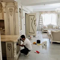 نقاش و کاغذ دیواری