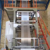 کارگر آقا وارد برای تولید نایلکس و دوخت کار