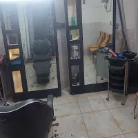 آینه و صندلی  آرایشگاه