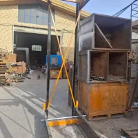 یک نفرکارگر ساده آقا جهت و مونتاژ قطعات اسانسور