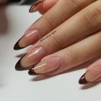 آموزش و خدمات کاشت ناخن