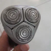 دوعدد ریش تراش سه تیغه یکی فیلیپس با خط زن|آرایشی، بهداشتی، درمانی|سمنان, |دیوار