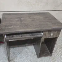 میزکامپیوتر ومقداری وسایل