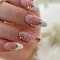 کاشت ناخن و پدیکور درمانی با بیش از ۷ سال سابقه