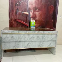 یک میز کامپیوتر