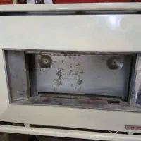 بخاری گازی کوچک و دیواری سفالی هر دو با دودکش