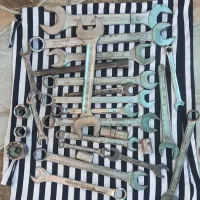 مقداری آچار قدیمی