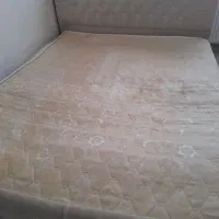 تخت خواب دو نفره سفید با دو پاتختی
