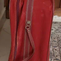 چمدان قدیمی و نوستالژی زرشکی|کلکسیون اشیاء عتیقه|اصفهان, ارغوانیه|دیوار