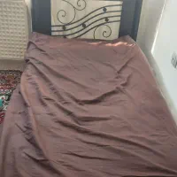 یک عدد تخت چوب فلز یک نفره شهر صدرا در حد نو