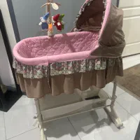 تخت کنار مادر ، گهواره