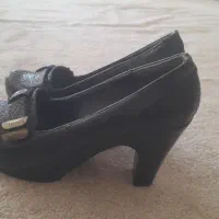 کفش مجلسی|کیف، کفش، کمربند|صحنه, |دیوار