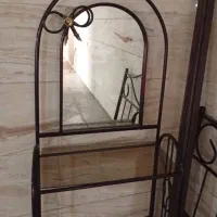 تخت یک نفره با کفی و میز ارایش