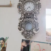 ساعت رو دیواری به فروش می رسد.