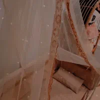 تخت کنار مادر