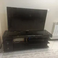 تلویزیون با میز تلویزیون . سایز ۴۸  مدل دوو.سالم
