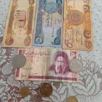 سه عدد اسکناس دینار و تعدادی پول خرد قدیمی