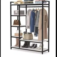 رگال لباس. دکور مغازه.  رگال فلزی. جای لباس