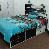 تخت خواب و دو عدد پا تختی و کمد آینه دار