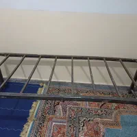 یک عدد تخت آهنی رختخواب