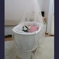 گهواره کنار مادر