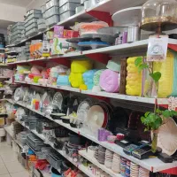 یک نفر نیروی مرد کار ظروف یکبار مصرف و لوازم قنادی