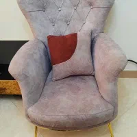 دو عدد مبل تک به همراه میز وسط