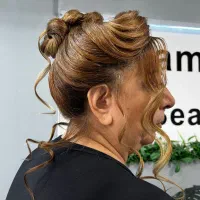 اجرای شنیون و براشینگ مو، و مدل برای شنیون|خدمات آرایشگری و زیبایی|محمدیه-قزوین, |دیوار