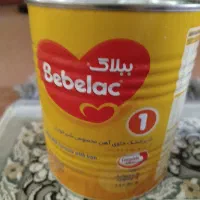 تعدادی قوطی خالی شیر خشک همراه دربش