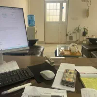 فروشنده و کمک حسابدار