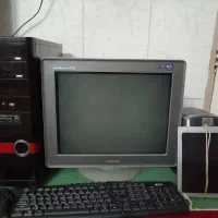 کامپیوتر به همراه وسایل