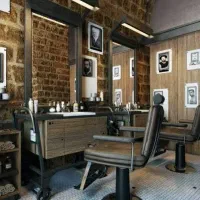 به یک شاگرد در ارایشگاه مردانه