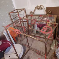 آینه و صندلی آرایشگاه و سشوار