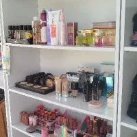قفسه لوازم آرایشی عطر ادکلن و لباس شال روسری