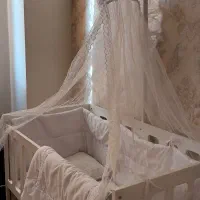 تخت کنار مادر