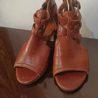 صندل چرم زنانه ،رنگ عسلی،سایز۳۸