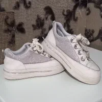 کفش|کیف، کفش، کمربند|خوی, |دیوار