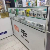 فروشنده قطعات موبایل خانم