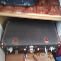 چمدان قهوه‌ای