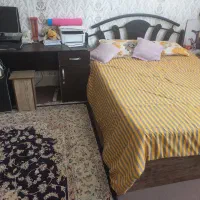 تخت دو نفره با پا تختی و میزکامپیوتر یا اداری بزرگ|تخت و سرویس خواب|بیرجند, |دیوار