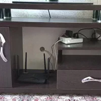 زیر تلویزیون چوبی تمیز