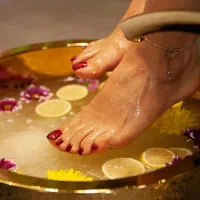 به یک پدیکوریست ماهر در مرکز تخصصی ناخن نیاز مندیم