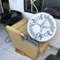 صندلی و تابلو ارایشگاه