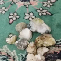 تعدادی سنگهای باارزش|جواهرات|رودسر, |دیوار
