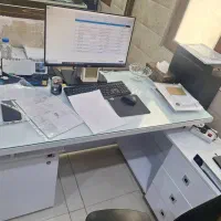 یک عدد میز کامپیوتر اداری سفید