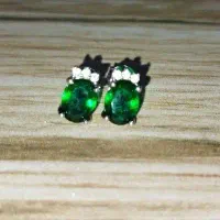 گوشواره نقره میخی با سنگ زمرد