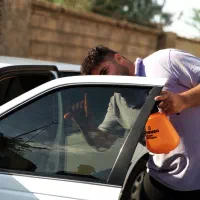 نصب شیشه دودی خودرو و شیشه سکوریت مغازه و خانه