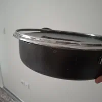 ماهی تابه مشکی بزرگ دوتا مرغ توش جا میشه