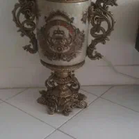گلدان کنار سالنی