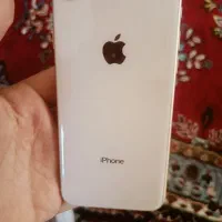 اپل iPhone 8 با حافظهٔ ۶۴ گیگابایت.
